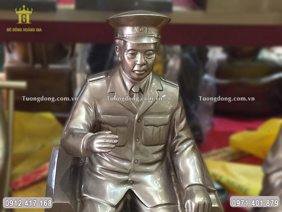 Gương mặt uy nghiêm mà gần gũi của Bác được chạm khắc sắc nét